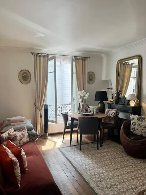 Beautiful & Central Apartment Near Champs-Elysees باريس 0*,  فرنسا