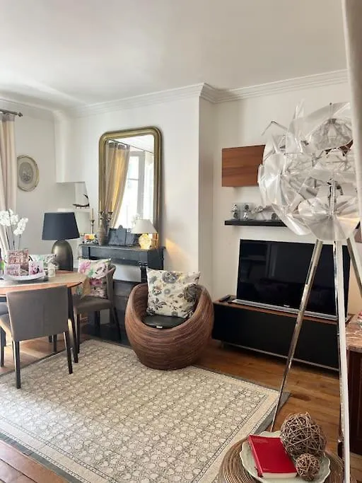 Beautiful & Central Apartment Near Champs-Elysees Paris