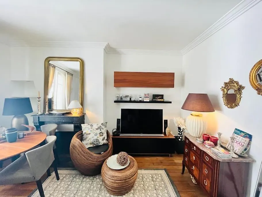 Beautiful & Central Apartment Near Champs-Elysees Paris